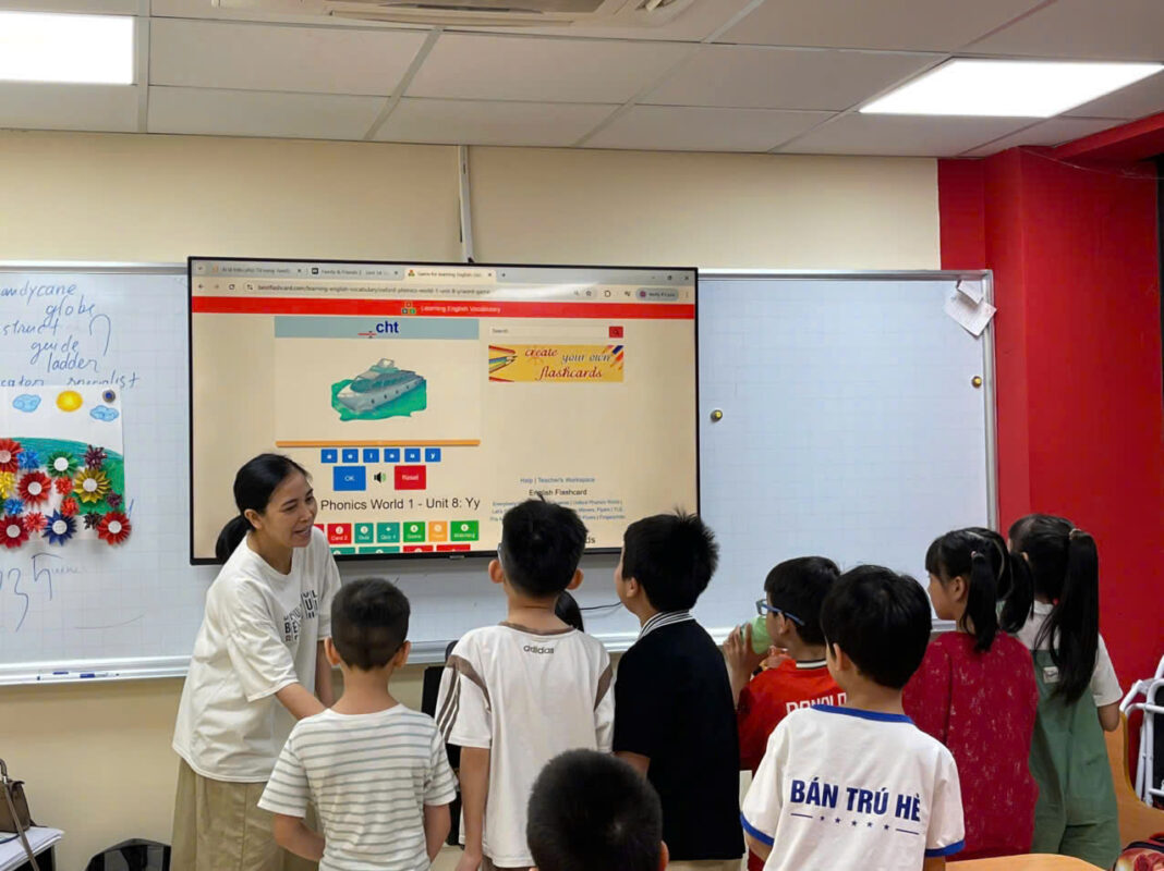 Trẻ em tham gia hoạt động vui chơi tại trại hè bán trú Creative Kids Hà Nội