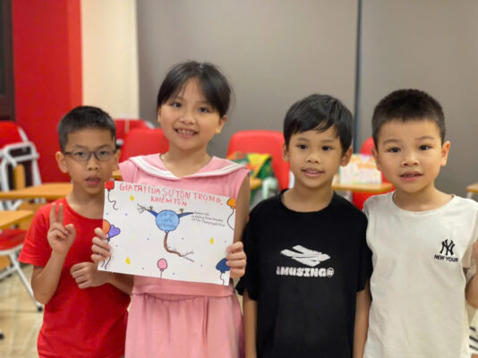 Trẻ em tham gia hoạt động tại trại hè bán trú Creactive Kids Camp Hà Nội