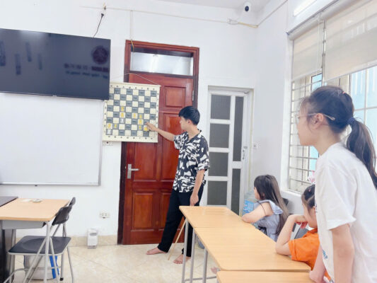 hình ảnh các bé học cờ vua 