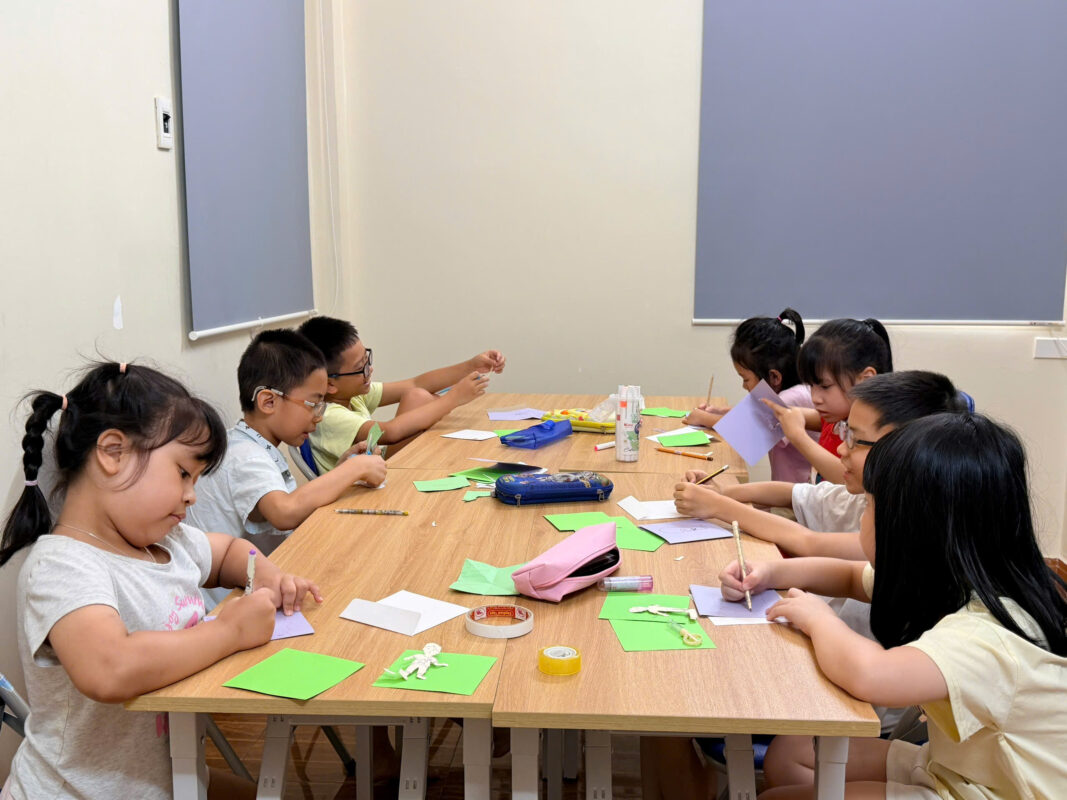 Trẻ chủ động tham gia hoạt động tại Bán trú hè Thủ Đô