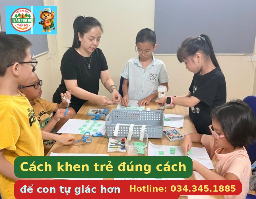 Giáo viên khuyến khích trẻ trong hoạt động