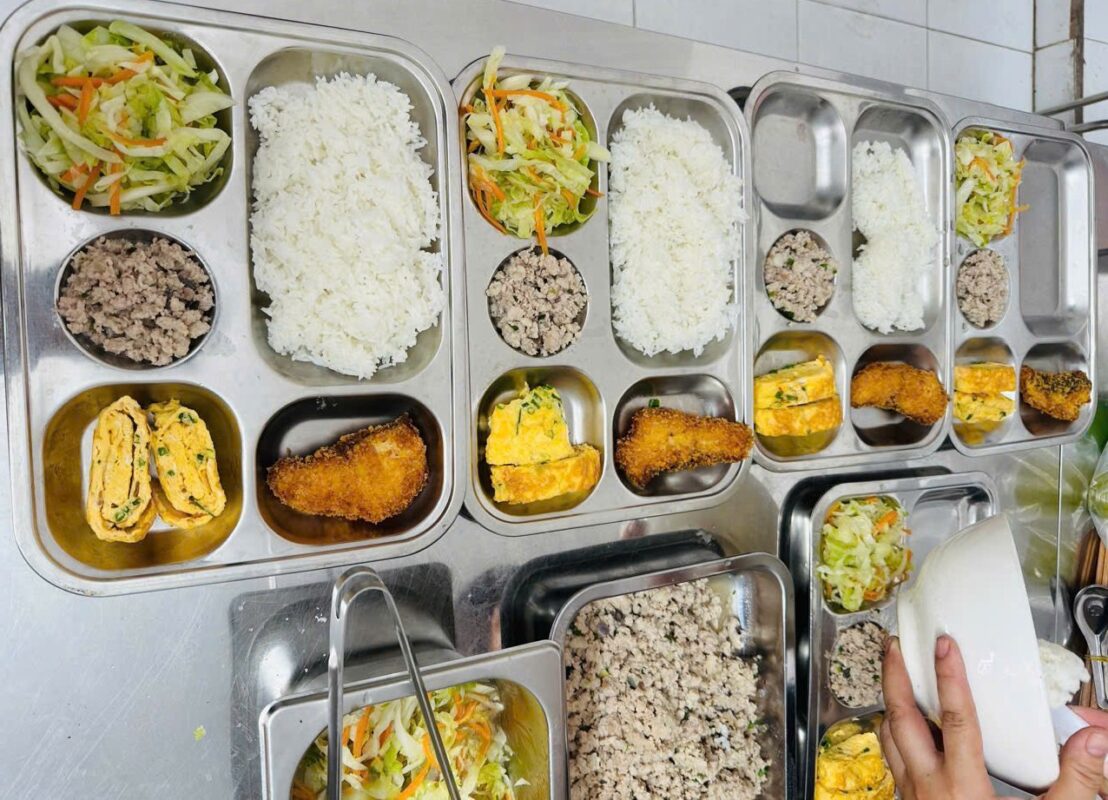 Bữa ăn của trẻ tại Bán trú hè Thủ Đô