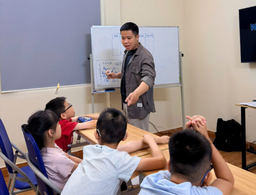 Giáo viên khuyến khích trẻ trong hoạt động