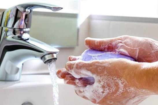 Dạy trẻ rửa tay phòng bệnh giao mùa