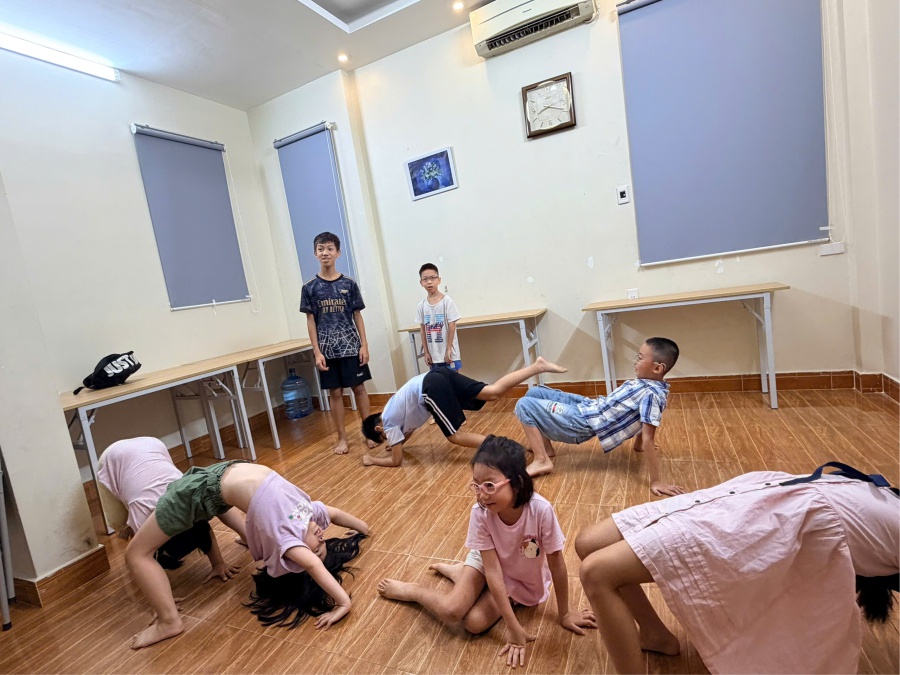 trẻ tiểu học học kỹ năng sống trong mùa hè